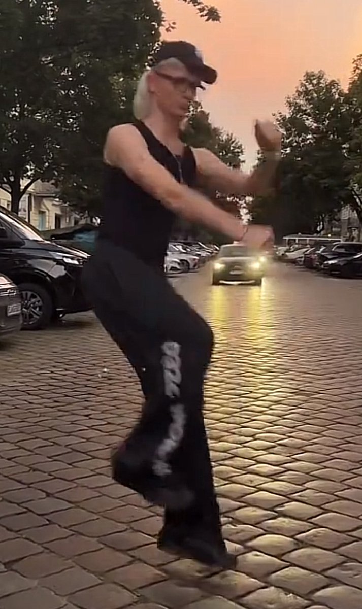 SubToMumbo's tweet image. JOOST THERE Q CAR BEHIND YOU
