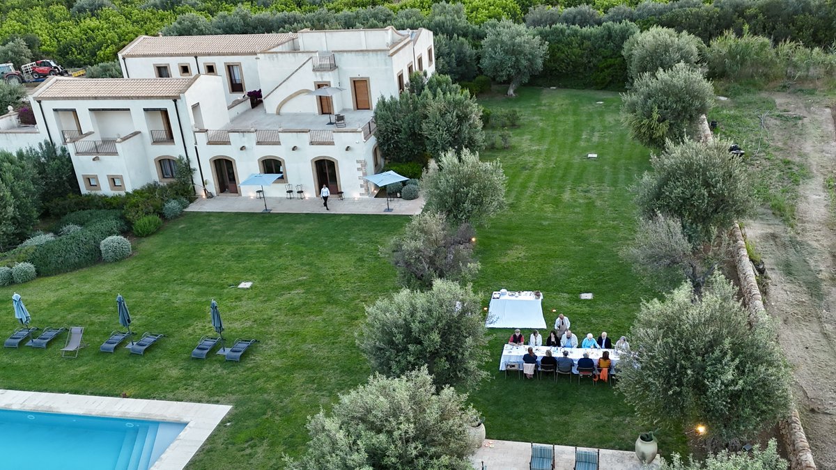 MikeElgan's tweet image. We love dining al fresco, under the sky and stars. We love tasting wine in the vineyard. We love the wide-open spaces where the nearest tourist is many miles away. gastronomad.net/blog/2025/7/28…