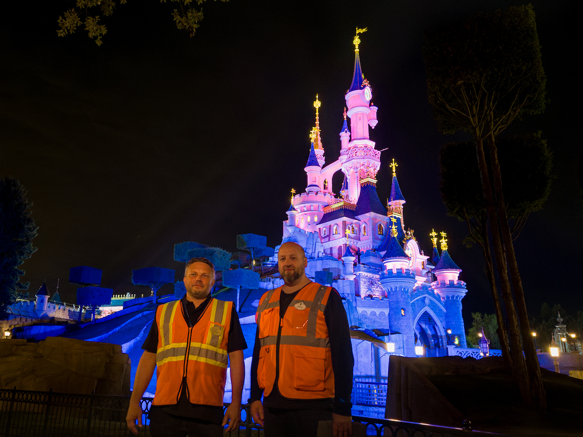 trietknguyen's tweet image. credit where credit is due.
for so long the disneyland paris castle was lit by a flat & uninspired wash light. this is due to the castle balconies being closed off.
the 2024 lighting team did a phenomenal job in giving it depth with the new lighting package.