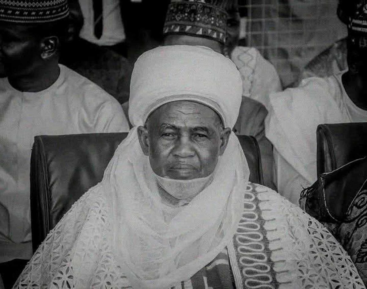 Monarchies2000's tweet image. L'émir Ibrahim Muhammad Bello, souverain de Gusau, un royaume situé dans l'État de Zamfara (🇳🇬), fondé au XVIIIe siècle, est décédé à l'âge de 71 ans d'une longue maladie. Il régnait sur une population de 380 000 habitants depuis 2015. #monarchy #monarchie #nigeria