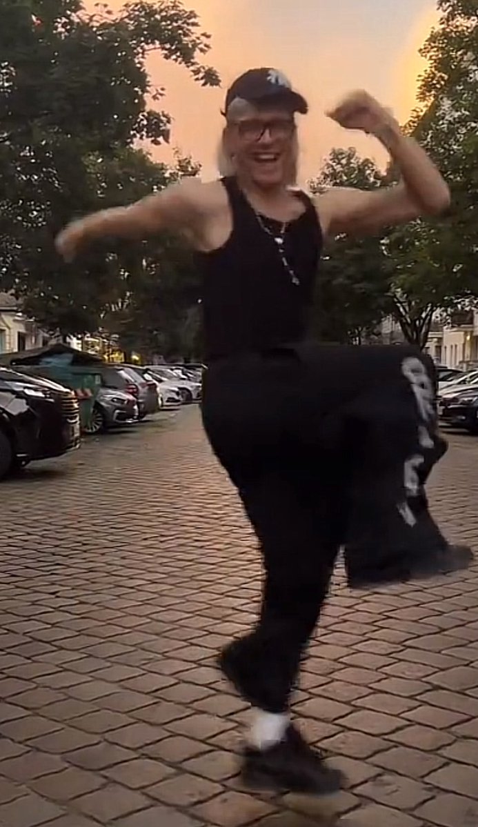 SubToMumbo's tweet image. Me when I&apos;m carefree and joyful