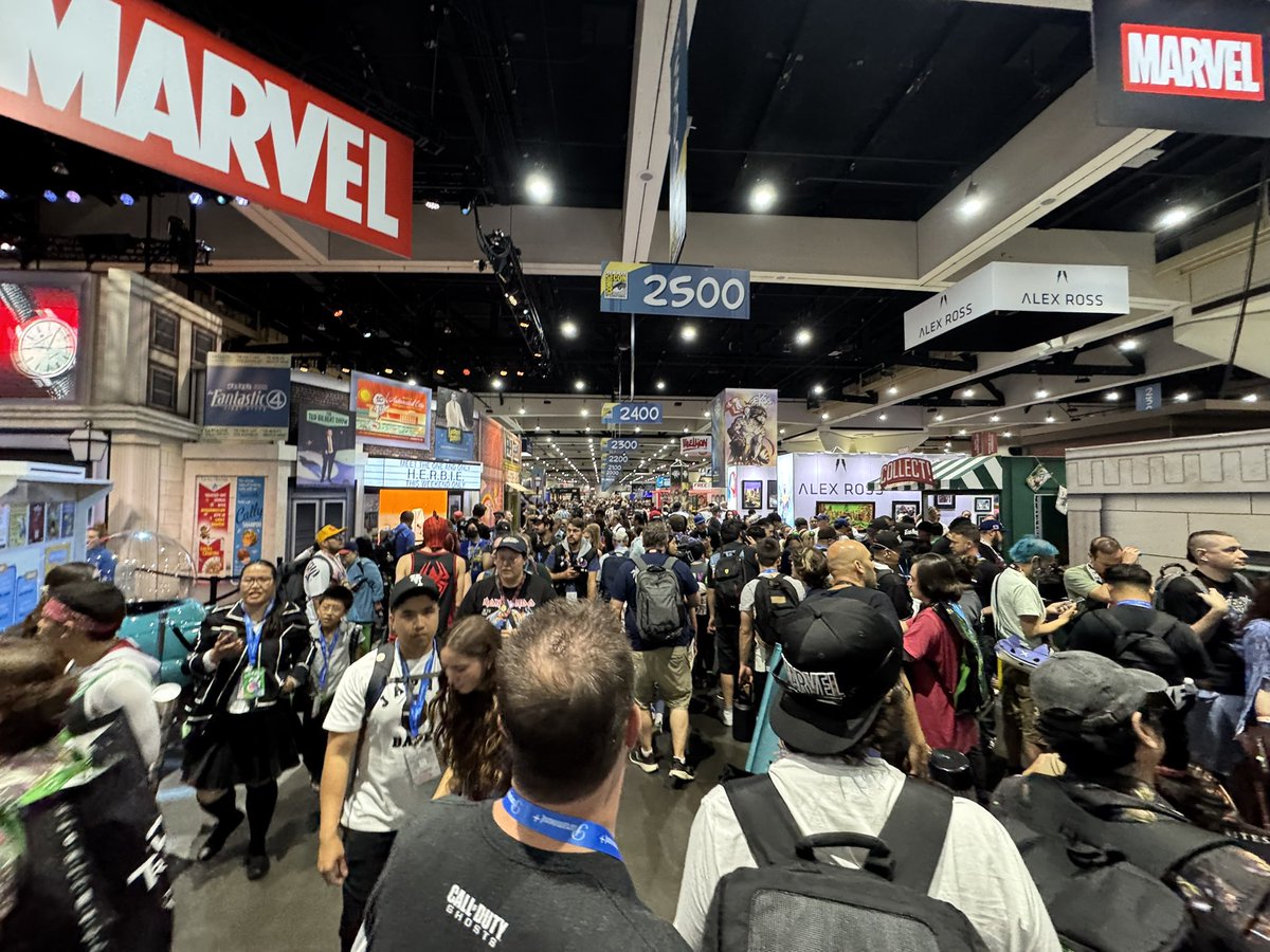 Just got back from Comicon SD! It was a total blast, and I can’t believe Lego made a mini model of the conference. So meta of them haha. I loved it 💫🎉