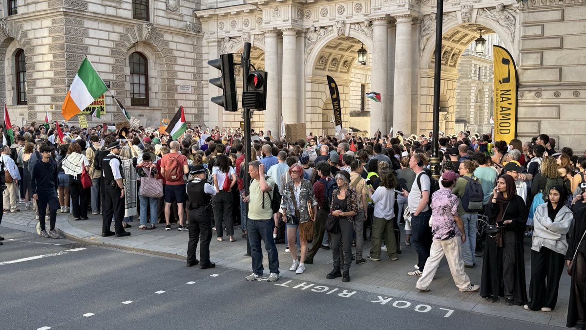 RealMediaGB's tweet image. 🇵🇸 Large and extremely noisy protest outside the Foreign Office organised and mainly attended by Jewish people, calling for action to stop Israel’s genocide. 

🎥 Full report tomorrow.