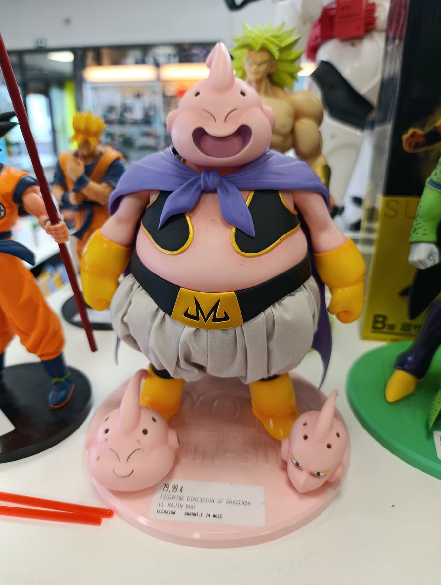 Je suis pauvre mais woahh la figurine est incroyable, c'est rare de voir des style un peu différent en figurine ! + Le textile pour sa couche la jsp comment appeller ça (La tête version humaine, le classique)