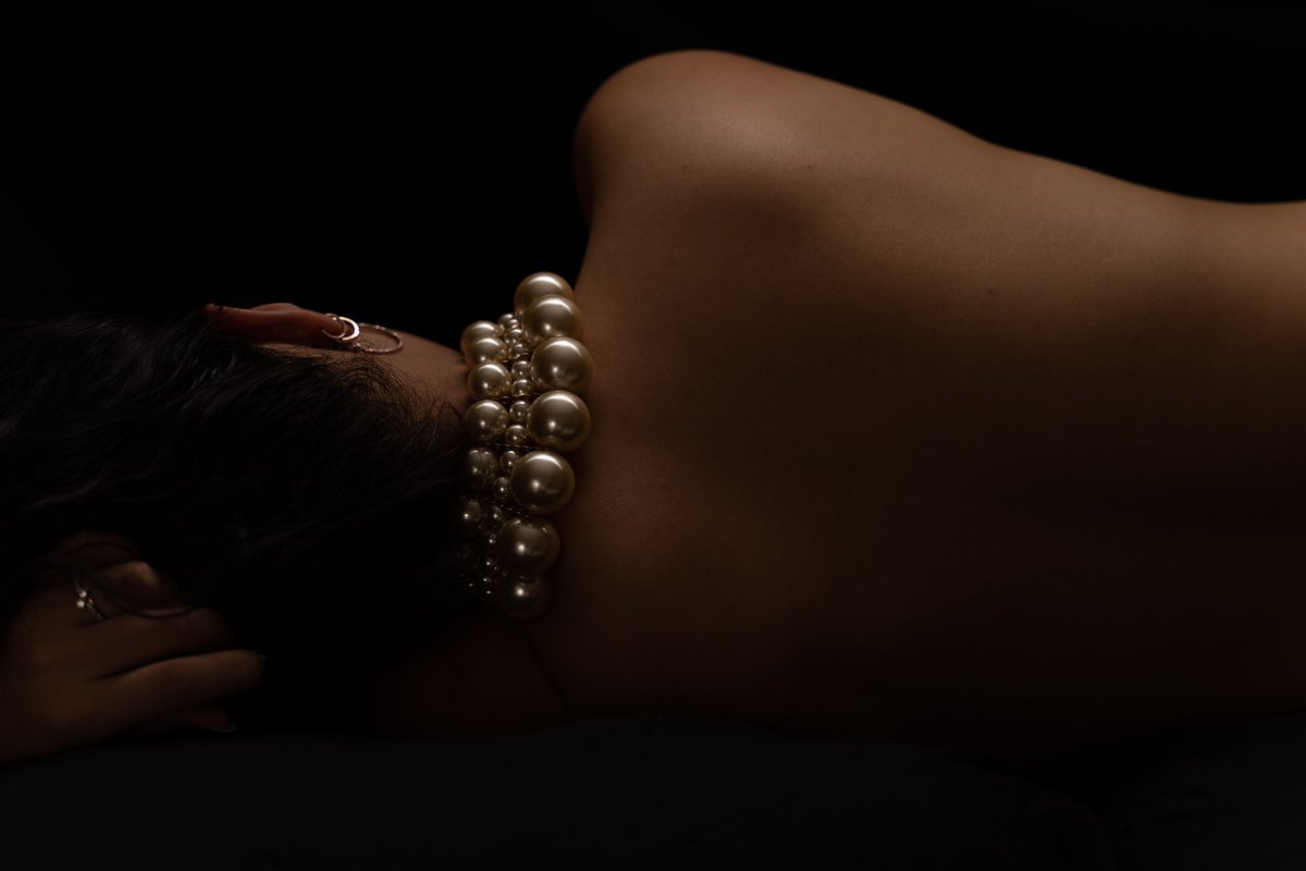 ModellaProject's tweet image. Shot in a Vegas hotel room on top of a dresser w/ a pair of cheap black Walmart sheets, a strip light and $2 worth of jewelry from Goodwill.

Model ravenlynette.com

Sony A7R5 – Sigma 24-70 f2.8

49.9mm - 1/1600 sec – f3.2 - ISO 100

Image 66-12