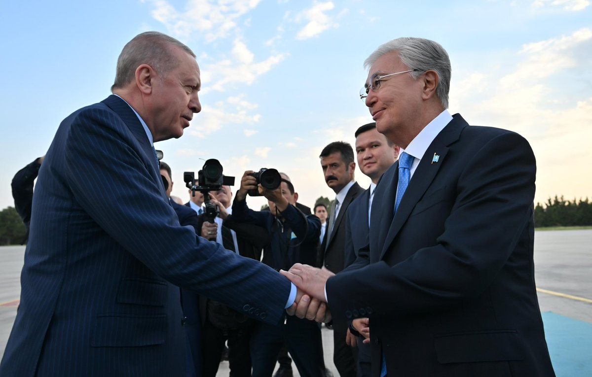 🇰🇿🇹🇷 President <a href="/TokayevKZ/">Qasym-Jomart Toqayev</a> has arrived in Türkiye for an official visit.

At Ankara’s Esenboğa International Airport, President Kassym-Jomart Tokayev was warmly welcomed by President <a href="/RTErdogan/">Recep Tayyip Erdoğan</a>.

On July 29, the two leaders will hold talks focused on further strengthening the