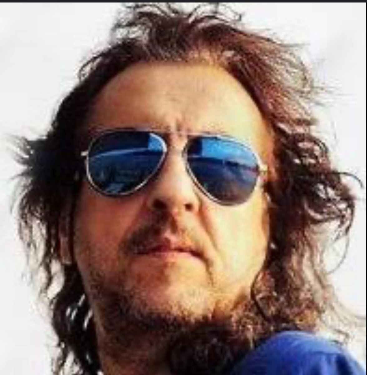 Giderken bıraktığım
Gülüşler bakış olmuş.
Kahkahalar buralarda
Özlenen yakış olmuş.

Ben mi yaşlandım yoksa
Dünya mı alt üst olmuş?
Ben gideli buralara 
Olanlar olmuş,olanlar olmuş...

Kalsaydın yokluğunla yok olmazdı bu şehir
Kaçmakla mutluluklar bulunmuyor bunu bil.
Yaprak