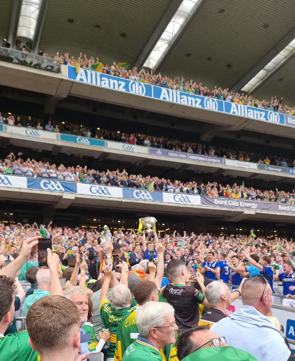 1 of the best yesterday 💚💛 🏆x39