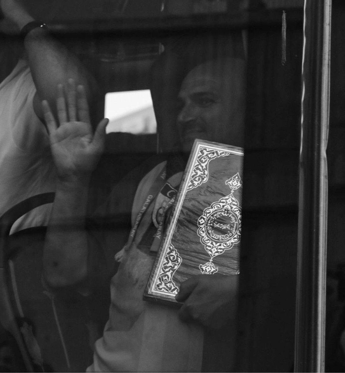 ultrAslan's tweet image. Galatasarayımızın maçlarına Kur'an-ı Kerim’le gitmesiyle tanınan Hafız Mehmet Fatih Kiriş’in hayatını kaybettiğini üzüntüyle öğreniyoruz.

Merhum Mehmet Fatih Kiriş’e Allah’tan rahmet ailesine ve sevenlerine sabır ve başsağlığı dileriz.

#ultrAslan