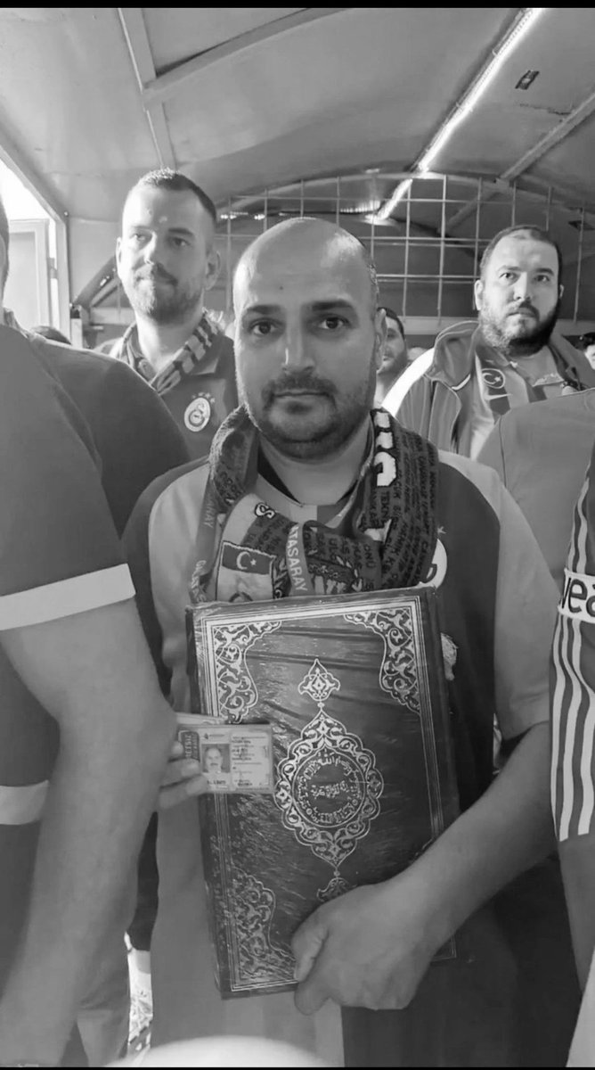 ultrAslan's tweet image. Galatasarayımızın maçlarına Kur'an-ı Kerim’le gitmesiyle tanınan Hafız Mehmet Fatih Kiriş’in hayatını kaybettiğini üzüntüyle öğreniyoruz.

Merhum Mehmet Fatih Kiriş’e Allah’tan rahmet ailesine ve sevenlerine sabır ve başsağlığı dileriz.

#ultrAslan