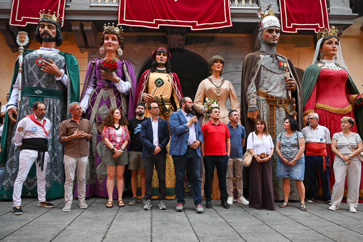 lessantesmataro's tweet image. Rebuda davant l&apos;Ajuntament de #Mataró amb els parlaments i l&apos;intercanvi d&apos;obsequis

📸 Fotografia oficial de l&apos;acte #PostaldeGegants #LesSantes