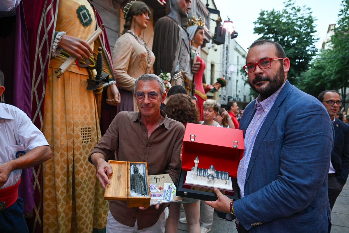 lessantesmataro's tweet image. Rebuda davant l&apos;Ajuntament de #Mataró amb els parlaments i l&apos;intercanvi d&apos;obsequis

📸 Fotografia oficial de l&apos;acte #PostaldeGegants #LesSantes