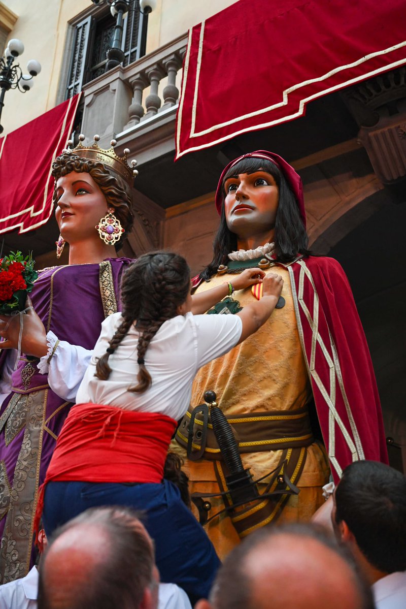lessantesmataro's tweet image. Rebuda davant l&apos;Ajuntament de #Mataró amb els parlaments i l&apos;intercanvi d&apos;obsequis

📸 Fotografia oficial de l&apos;acte #PostaldeGegants #LesSantes