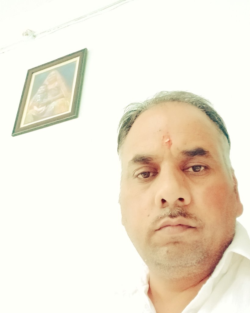 मुद्दत हो गई, कभी तो कोई शक्श ऐसा मिले।
बाहर से जैसा दिखे, अन्दर भी वैसा मिले ।।