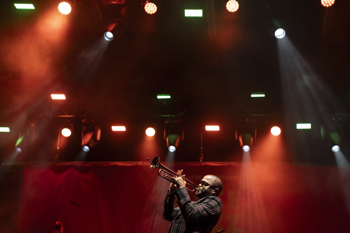 nicejazzfest's tweet image. 🎷 Jour 4 – Un festival qui bat tous les records 😍
Hier soir, @lavilledenice a vibré une dernière fois… et quelle clôture !
💜 Merci au public. Vous avez fait battre le cœur du festival jusqu’au bout.
La magie reste. À très vite. #NJF25