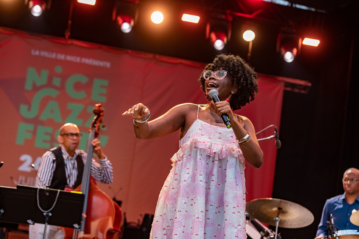 nicejazzfest's tweet image. 🎷 Jour 4 – Un festival qui bat tous les records 😍
Hier soir, @lavilledenice a vibré une dernière fois… et quelle clôture !
💜 Merci au public. Vous avez fait battre le cœur du festival jusqu’au bout.
La magie reste. À très vite. #NJF25
