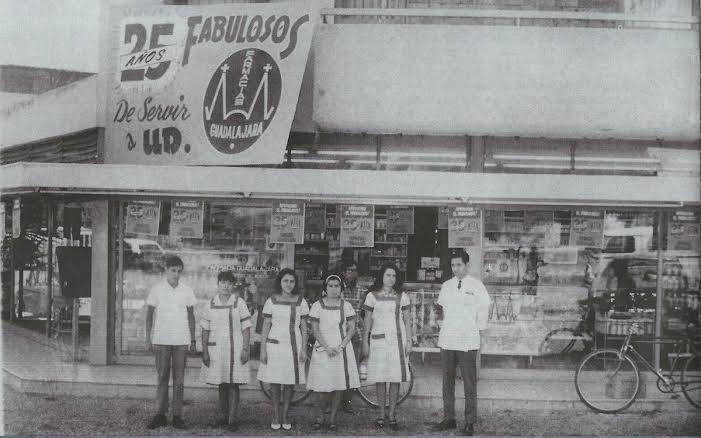 cronicabanqueta's tweet image. HISTORIAS FARMACÉUTICAS
Farmacias Guadalajara es una cadena mexicana de farmacias fundada en 1942 en Guadalajara, Jalisco. Comenzó como una pequeña farmacia y ha crecido hasta convertirse en una de las cadenas más grandes del país, con más de 2,700 sucursales.…