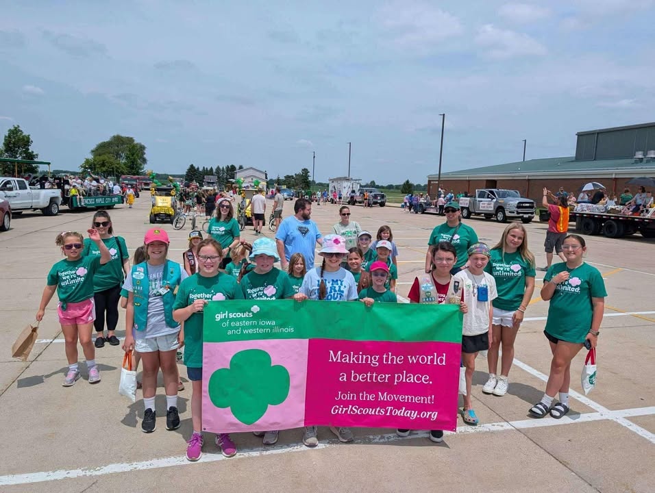 SU 886 took part in the Geneseo Music Fest Parade. The girls gave out over 400 fruit snacks and Girl Scout flyers--wow! 🤩🎶