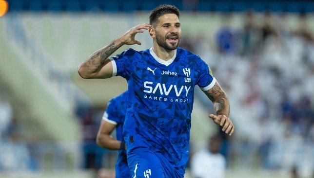 TransferNewsCen's tweet image. Manchester United, Newcastle United, and Tottenham will battle it out for Al Hilal striker Aleksandar Mitrovic. (Caught Offside)