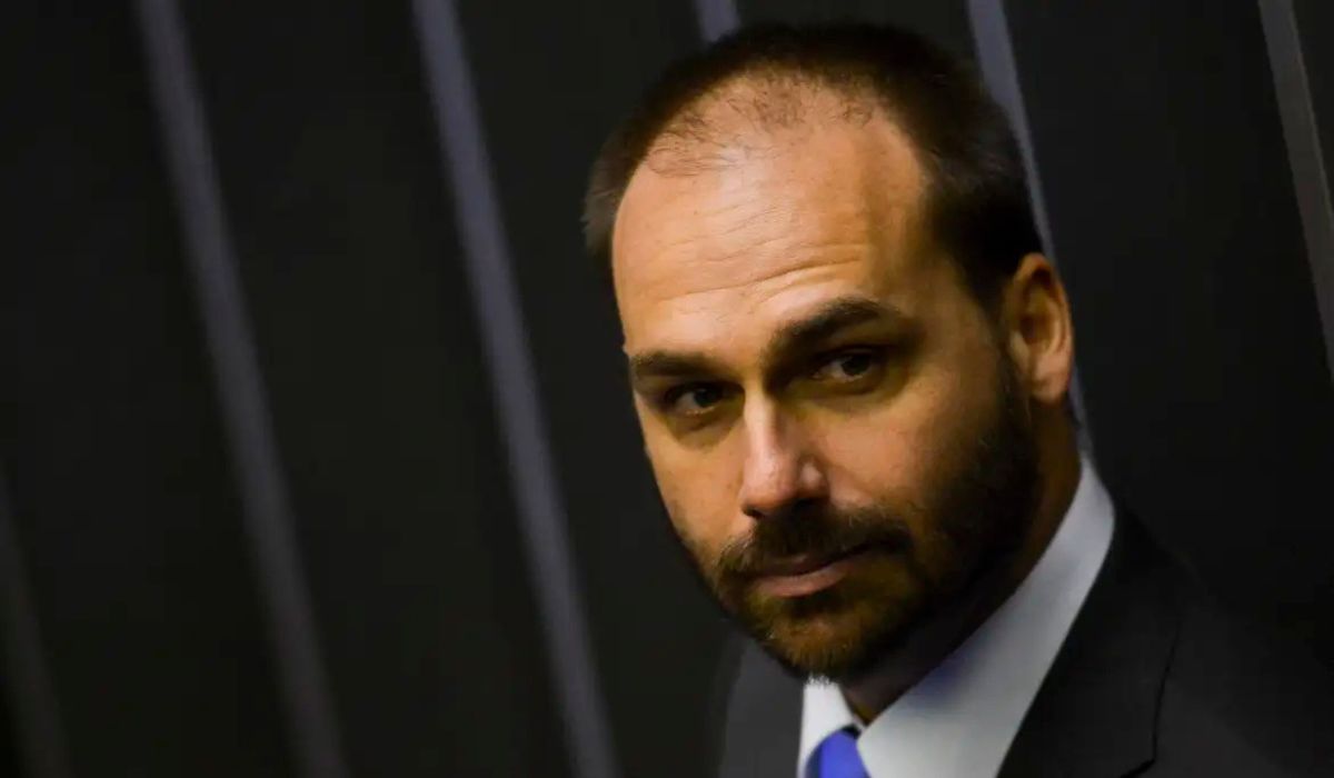 🚨URGENTE: Usando DINHEIRO PÚBLICO, os Deputados Federais Eduardo Bolsonaro (PL-SP) e Hélio Lopes (PL-RJ) alugaram carros de luxo em uma locadora de automóveis de militares pelo valor de R$ 7,5 mil mensais. O valor representa quase o dobro do preço cobrado por outras lojas.