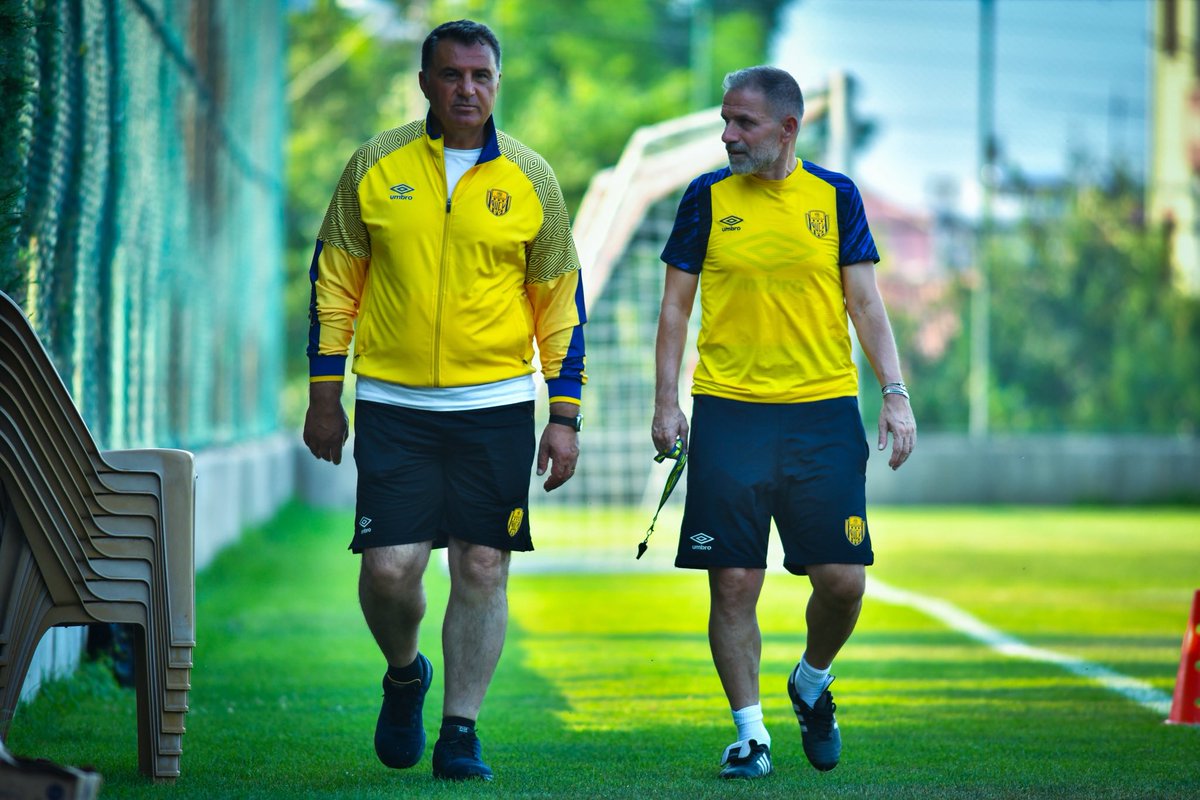 Takımımız, günü sabah ve akşam yapılan çift antrenmanla tamamladı. 💪🏻⚡️🔋

#YenidenDiriliş