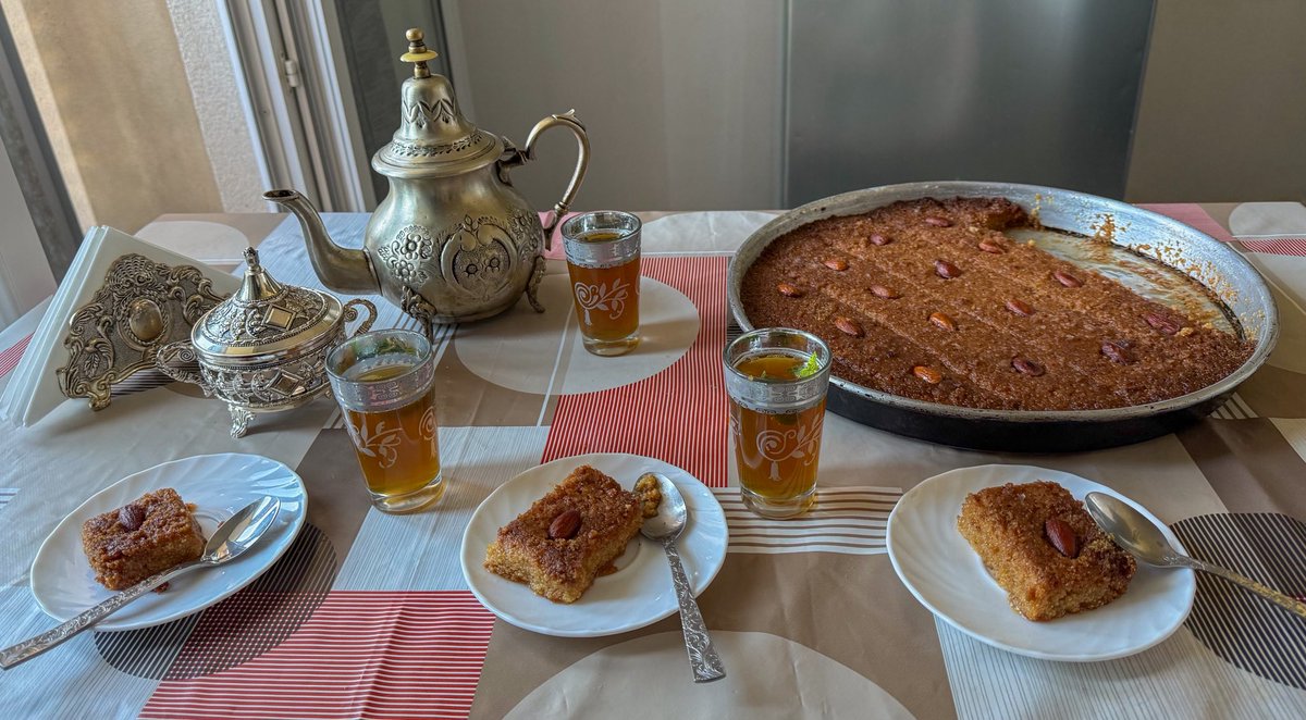 sarablazyy's tweet image. On a fait du Kalb El Louz avec mon papa 🇩🇿🇩🇿🇩🇿 c’est vraiment une des meilleures pâtisseries algériennes
