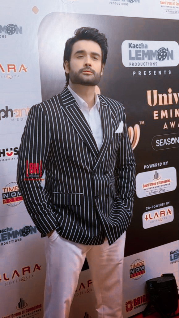 Why soooooo handsome 😭😭???
MashaAllah, He’s glowing n I can't help! This look of him 💘🤌

P.s. his dimples r something else😭🤚🏻

#VivianaDsena