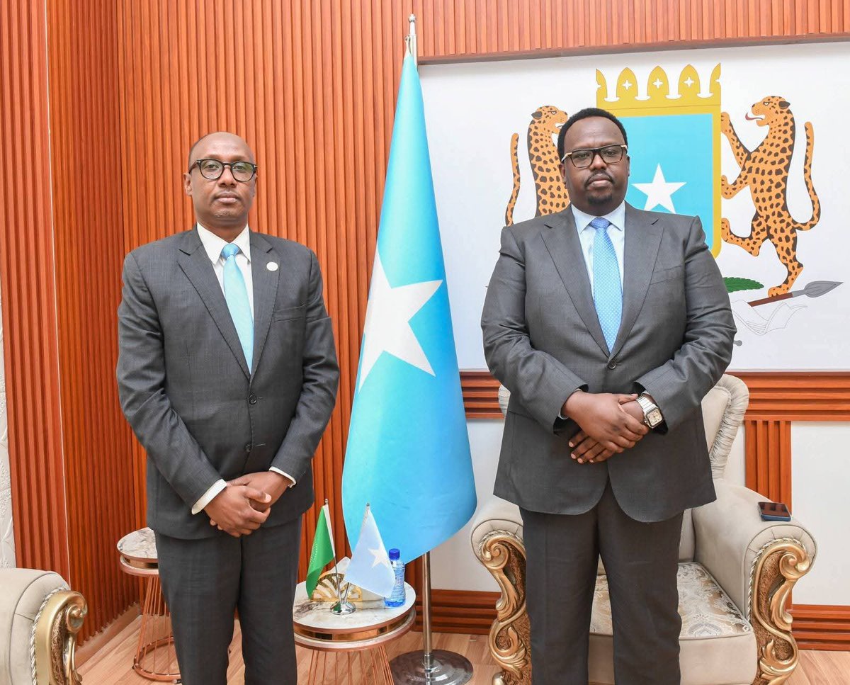 LiveDjib's tweet image. L’Union africaine accueille chaleureusement l’arrivée de Son Excellence l’Ambassadeur Mouktar Ousman Karie à Mogadiscio, où il prend officiellement ses fonctions en tant que Représentant spécial adjoint du Président de la Commission de l’Union africaine (DSRCC) pour la Somalie.…