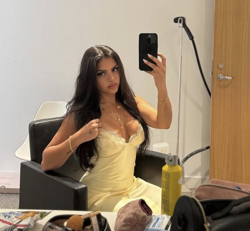 meanscorpio_'s tweet image. she looks so good in yellow ✨
