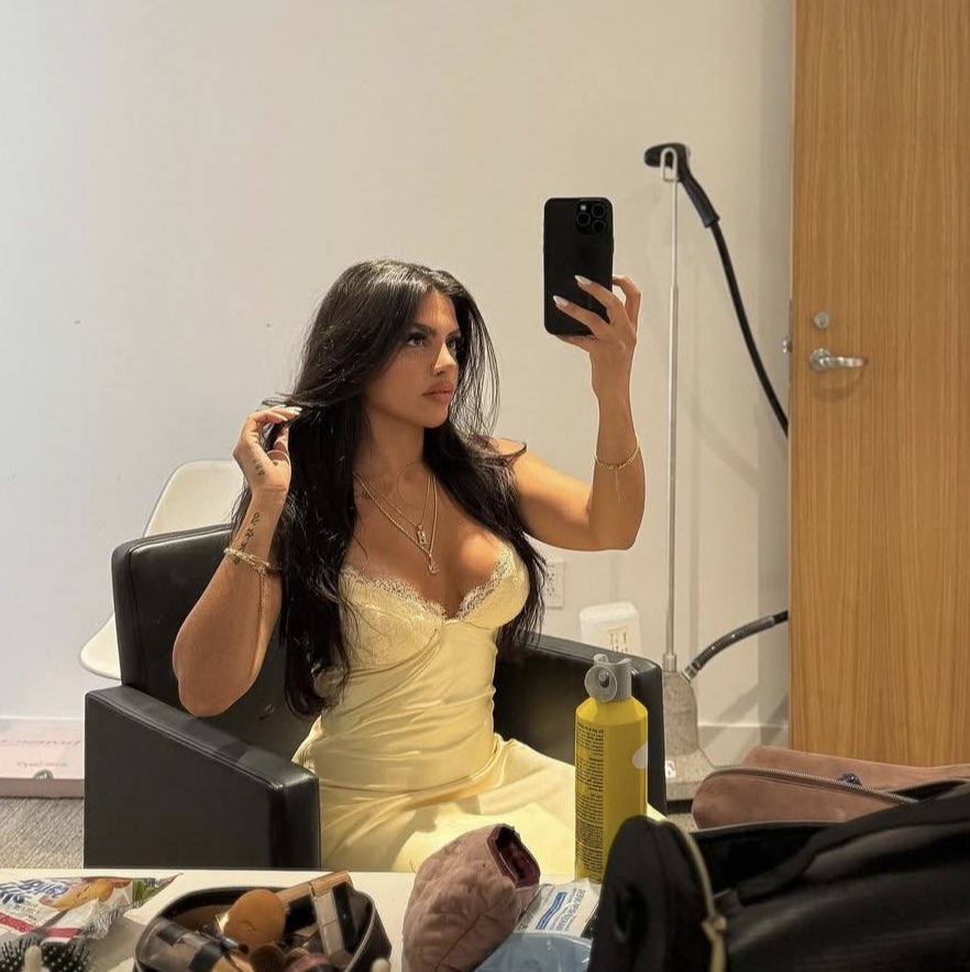 meanscorpio_'s tweet image. she looks so good in yellow ✨