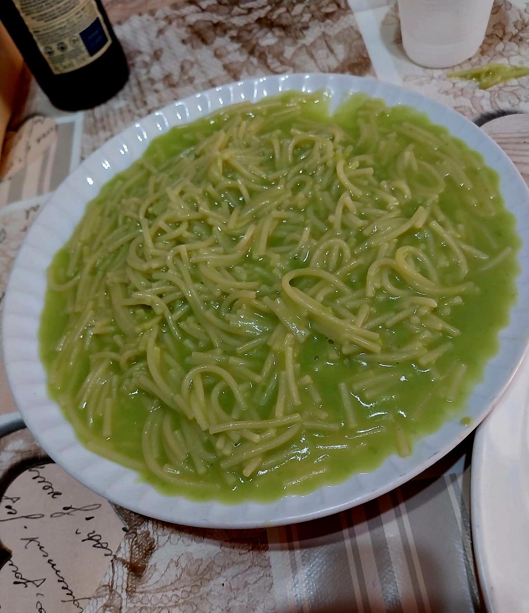 Frances40135051's tweet image. Perché a mia nonna non importa se ci sono 80 gradi,lei ti farà sempre la pasta con le fave e meno male perché la fa buonissima.