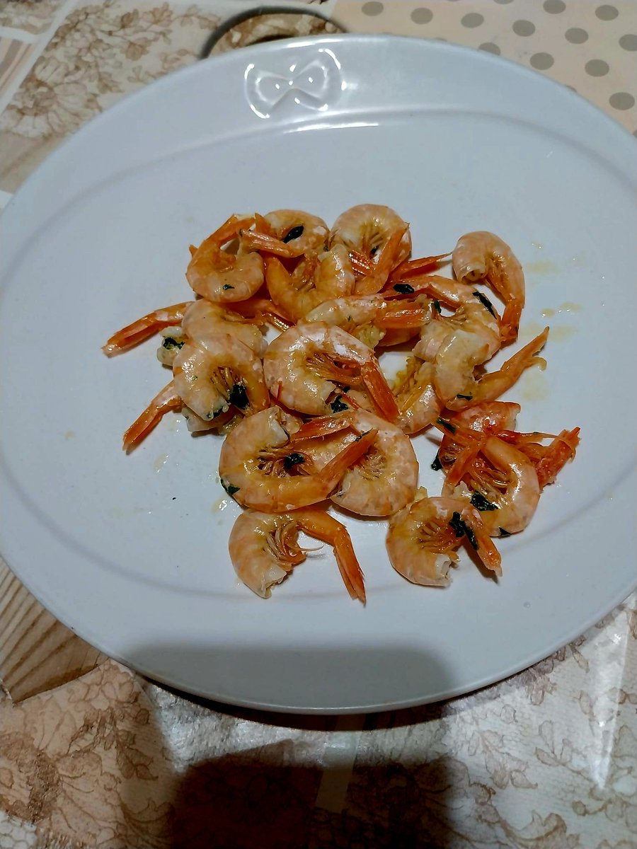 Frances40135051's tweet image. Perché a mia nonna non importa se ci sono 80 gradi,lei ti farà sempre la pasta con le fave e meno male perché la fa buonissima.