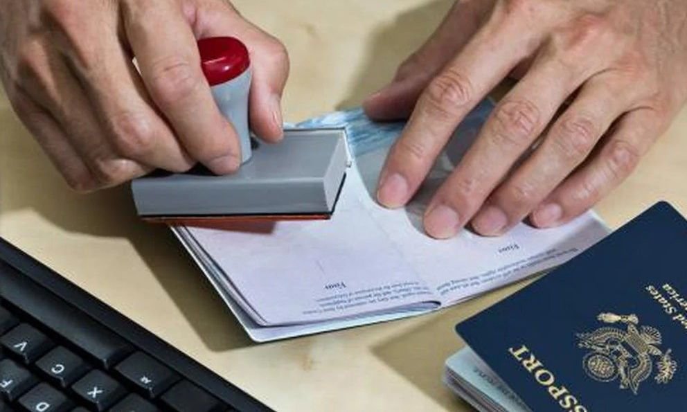 LT8am830's tweet image. -Milei se reunió con una funcionaria de Trump: los argentinos ya no necesitarán visa para entrar a EEUU
-Aún no hay precisiones sobre cuándo empieza a regir el nuevo régimen de ingreso
-La exención de visa está destinada a quienes viajen por turismo o negocios a EEUU