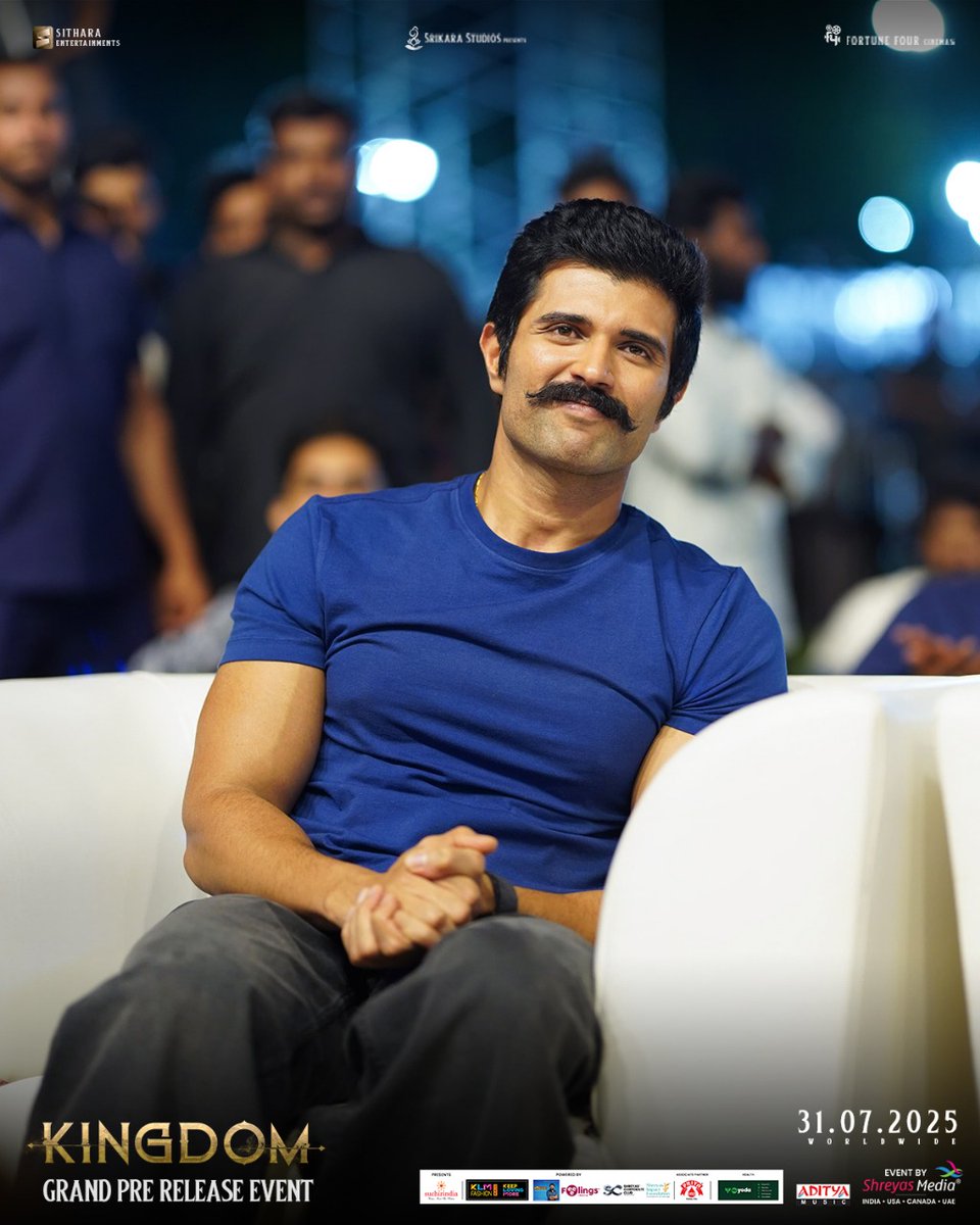 CineAspect's tweet image. When Swag meets Stardom 💥

Rowdy Boy @TheDeverakonda ruling the #Kingdom Pre Release Event like a true KING 🔥

#VijayDeverakonda

#KingdomPreReleaseEvent #KingdomOnJuly31st