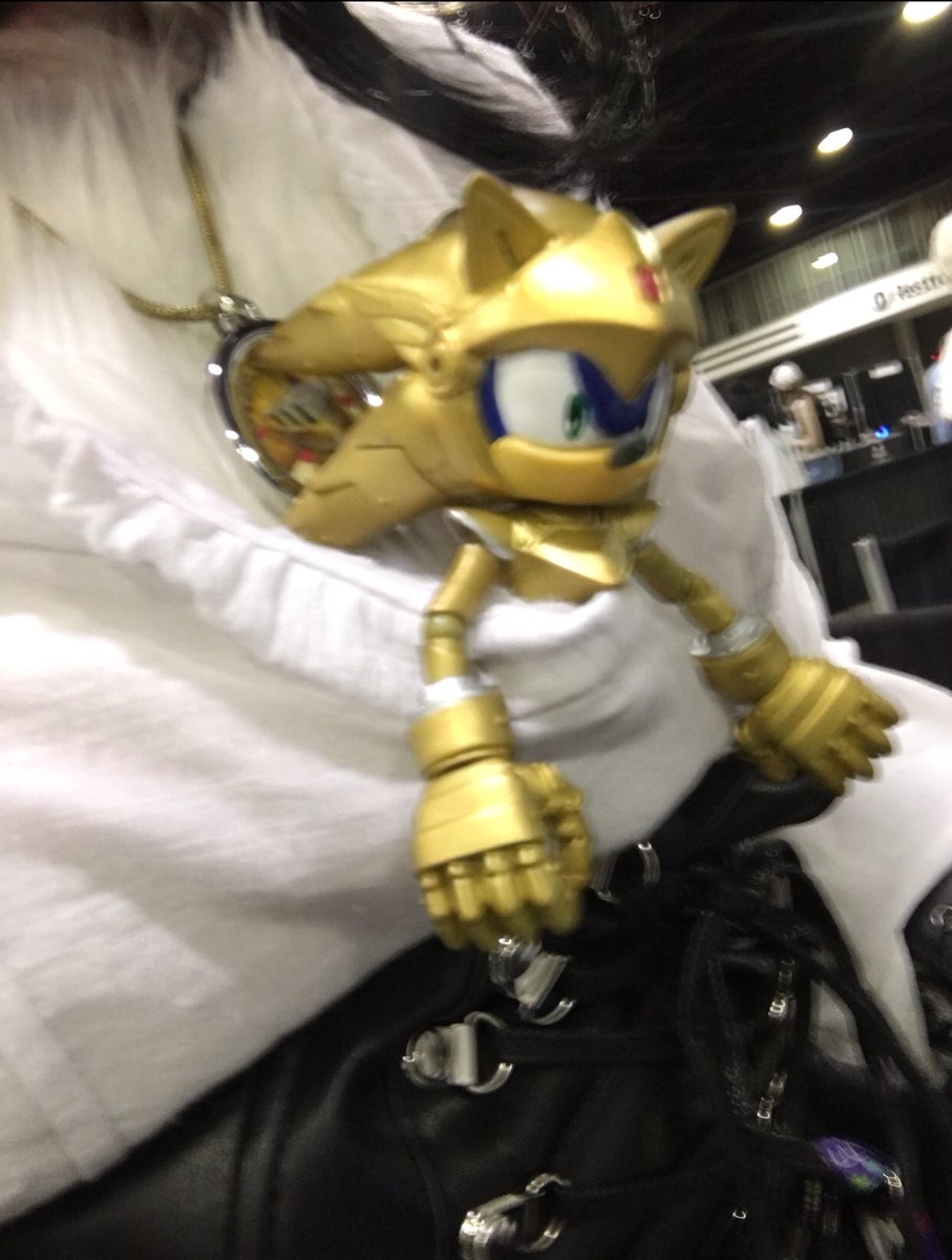 spookishadow's tweet image. shoutout to this image of me carrying this guy in my shirt as lancelot at momocon
