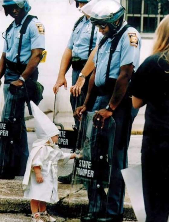 JohannesBuckler's tweet image. Un bambino bianco e il poliziotto nero Trooper Allen Campbell durante una protesta.
“Ero arrabbiato. Era l&apos;ultima vacanza dell&apos;estate.
Ma ero stato chiamato a un raduno del Ku Klux Klan a Gainesville, Georgia, a proteggere i diritti del Ku Klux Klan&quot;. 
(Trooper Allen Campbell)