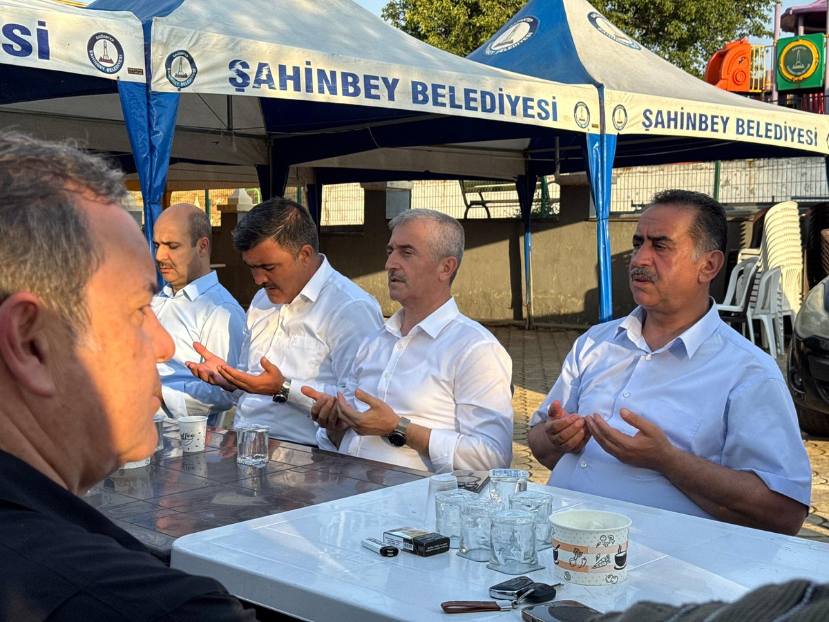 Mehmet Tahmazoğlu 🇹🇷 (@mtahmazoglu) on Twitter photo AK Parti Şahinbey İlçe Başkanımız <a href="/avmehmettiryaki/">Av.Mehmet TİRYAKİ</a> ile birlikte, vefat eden Yamaçtepe Mahalle Muhtarımız Yalçın Gül’ün ailesine taziye ziyaretinde bulunduk.
Merhum Muhtarımıza Allah’tan rahmet; ailesine ve yakınlarına başsağlığı diliyorum.
Mekanı cennet olsun.
#Şahinbey AK Parti Şahinbey İlçe Başkanımız <a href="/avmehmettiryaki/">Av.Mehmet TİRYAKİ</a> ile birlikte, vefat eden Yamaçtepe Mahalle Muhtarımız Yalçın Gül’ün ailesine taziye ziyaretinde bulunduk.
Merhum Muhtarımıza Allah’tan rahmet; ailesine ve yakınlarına başsağlığı diliyorum.
Mekanı cennet olsun.
#Şahinbey