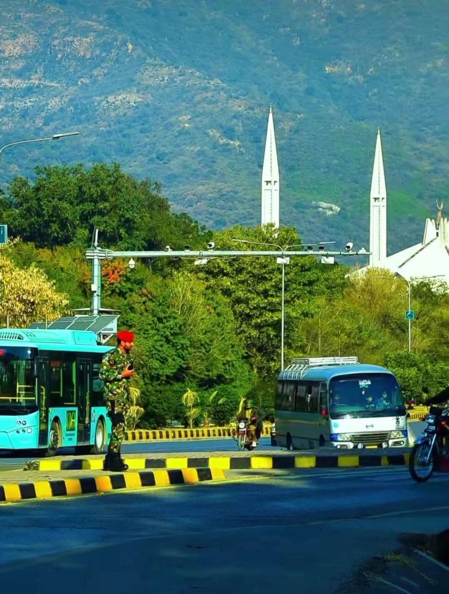 meri_mrzi's tweet image. آج اسلام آباد میں سبزیوں کی بہت مانگ تھی
ہر کوئی سبزی خرید رہا ہے اور ساتھ یہ کہتا سنا گیا ہے کہ
" ہم ویجٹیرین ہوتے ہیں"🤭🫣
.
#اردو_زبان