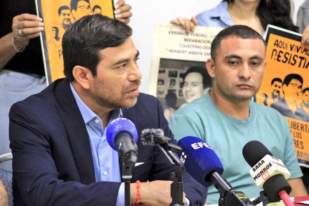 LuisRiveraSV's tweet photo. Exigimos justicia para los ambientalistas de @ades_sm, deben ser absueltos YA.

1. No hay pruebas, solo un testigo de referencia.

2. Ya habían sido absueltos por un Tribunal de Sentencia.

3. ¿Su verdadero "delito"? Defender el agua y la vida.

4. Esto es una persecución disfrazada de justicia transicional.

¡No más criminalización para quienes aman y cuidan la tierra!