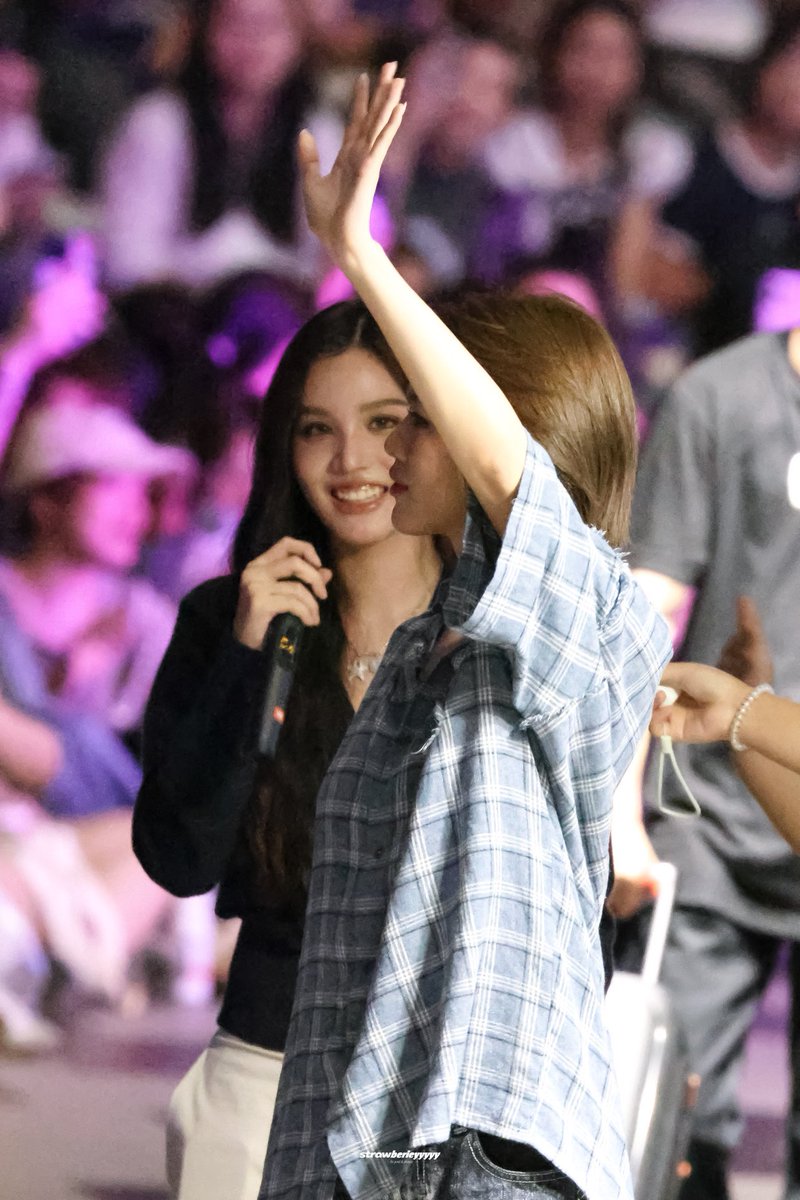 emibonniebr's tweet image. the look of love🧡💜