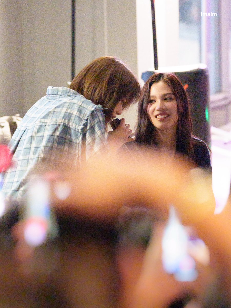 emibonniebr's tweet image. the look of love🧡💜