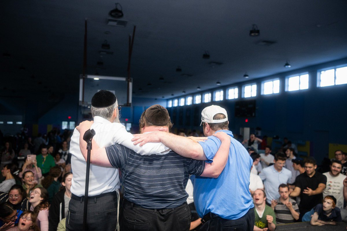 CampHASC's tweet image. 🎤 Avraham Fried Concert! 🎶
Bringing the ruach, simcha, and the house down 🔥#AvrahamFried #CampHASC #RuachOnFire 🎤🎉💙🔥🎵