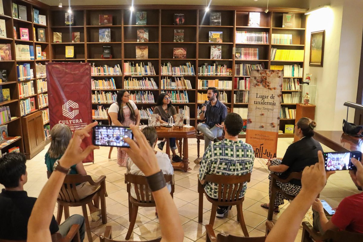 Por aquí algunas imágenes de la presentación de Lugar de taxidermia en Campeche, en la Biblioteca Campeche. Mil gracias a Esdrújula y a <a href="/CulturaCampeche/">Cultura Campeche</a> por invitarnos y recibirnos tan cálidamente 💖🌞