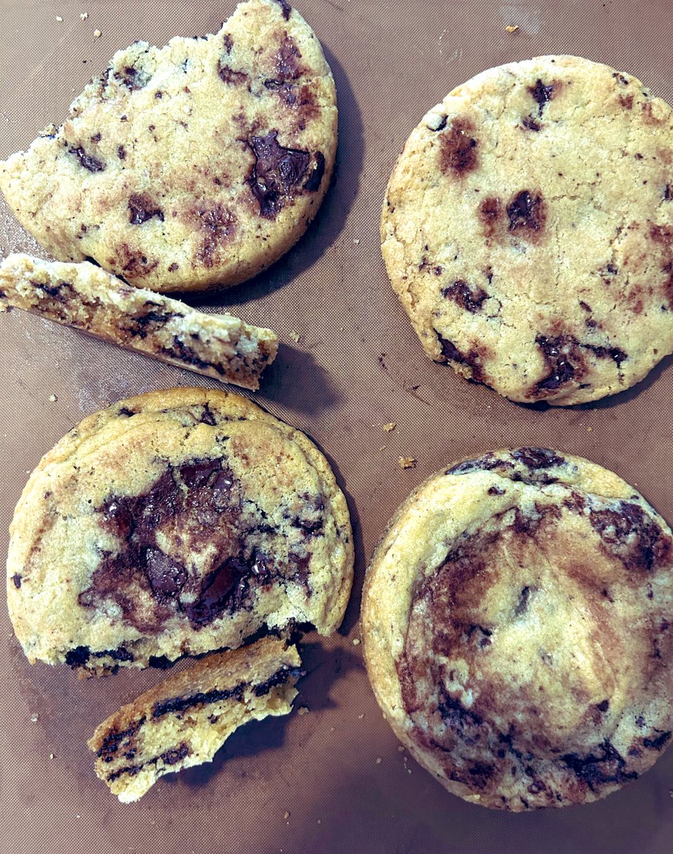 Silnari's tweet image. Y finalmente te dejo la receta de estas cookies con chips de chocolate con las dos variantes para que vos elijas qué materia grasa usar a tu preferencia 

Cookies Chips
Manteca 100 g o Aceite 85g ( vos decidiste cuál de los dos usar)
Azúcar 140 g
Huevo 1 unidad
Harina 200g…