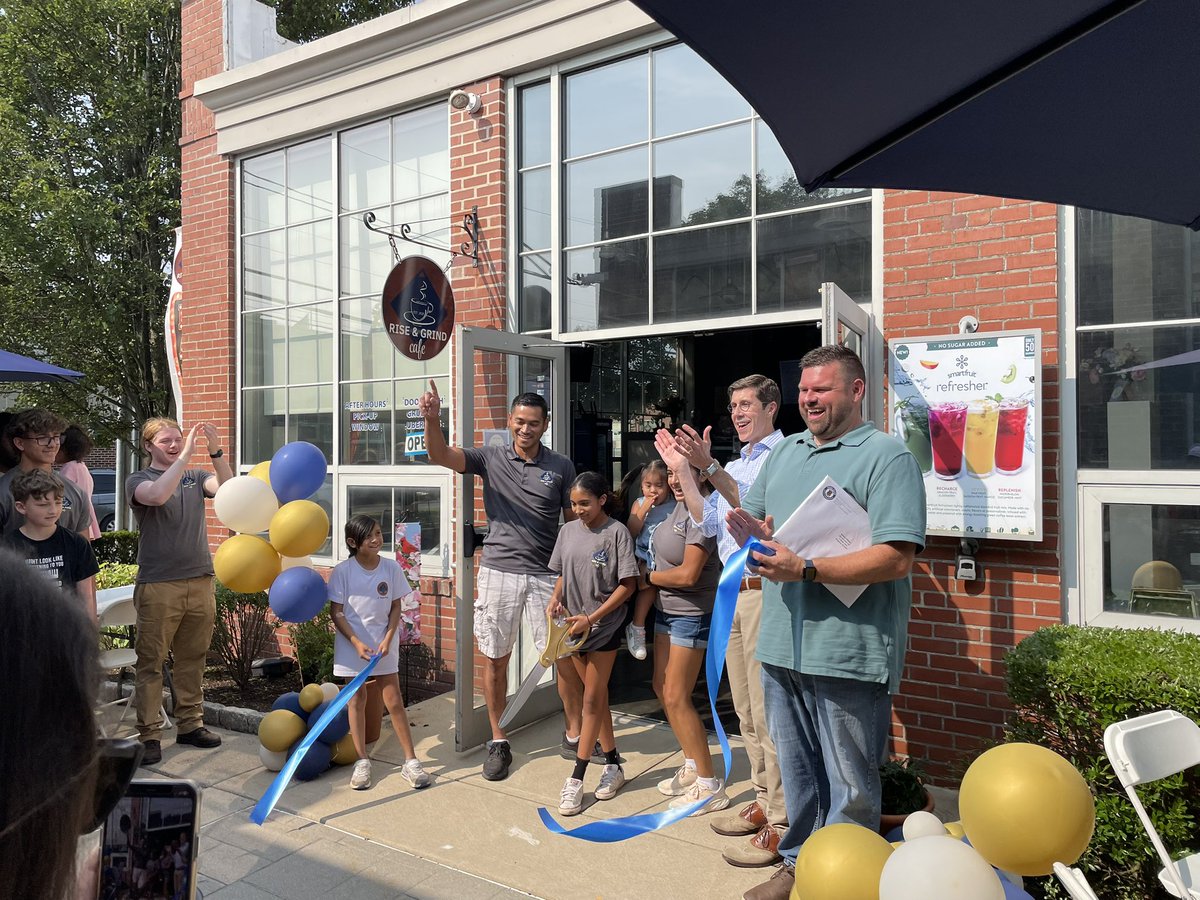 PVDMayor's tweet image. This past weekend we celebrated the grand opening of Rise n’ Grind Café in Washington Park! Be sure to stop by, grab a coffee, breakfast or lunch, and support this great new addition to the neighborhood.
