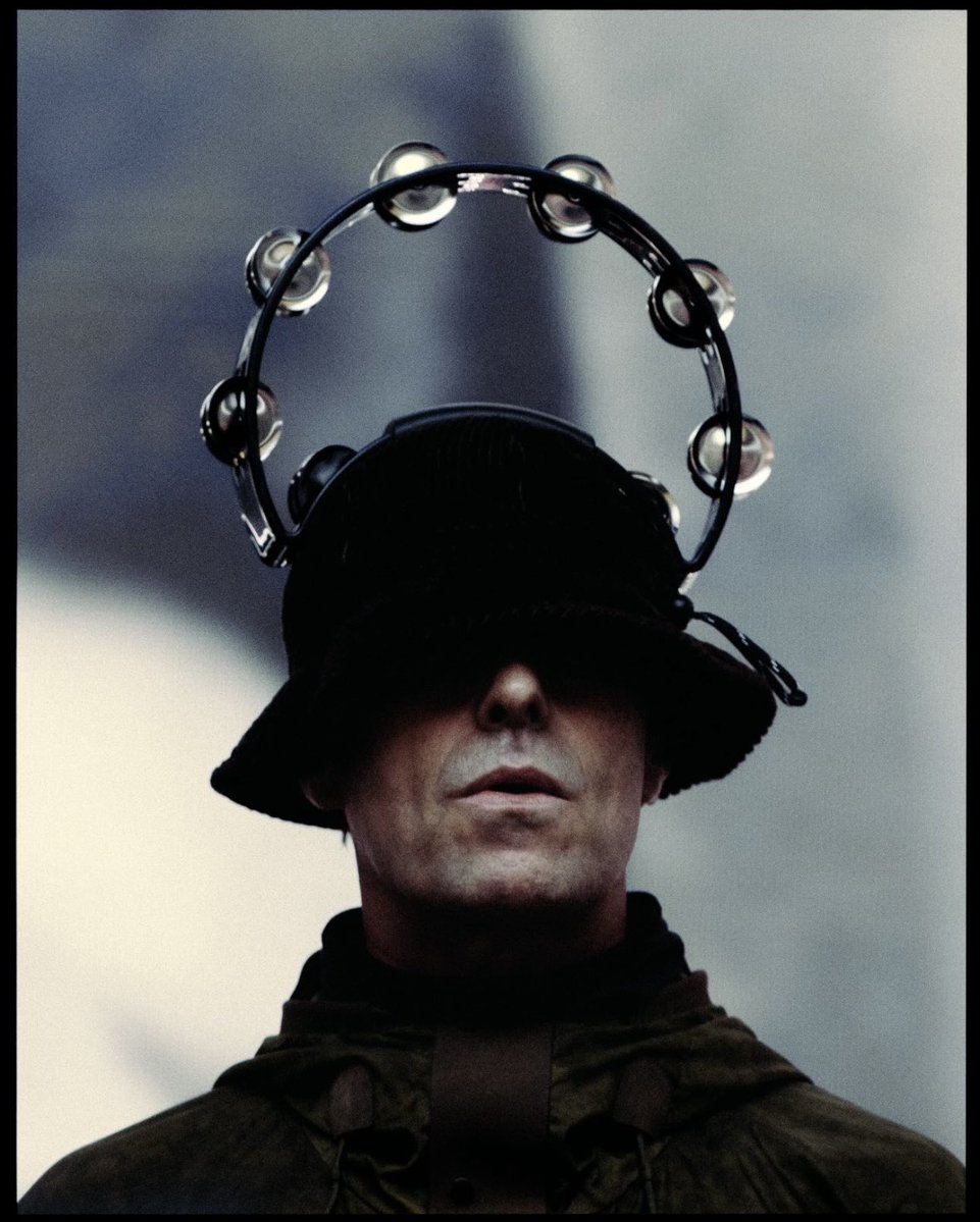 "There's days when you're in the zone. You just stand perfectly still while all these kids are just fucking leaping about. I’d just be stood completely fucking still like a boxer just thinking: this is the best feeling in the world. Pure control"
- Liam Gallagher

📷 Harriet Bols