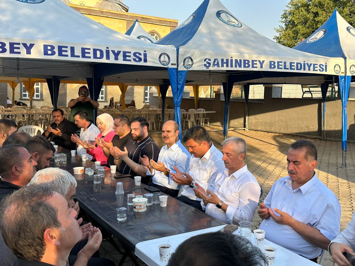 Yamaçtepe Mahalle Başkanımız ve aynı zamanda mahallemizin muhtarı, kıymetli yol arkadaşımız Yalçın Gül’ün vefatı dolayısıyla, Şahinbey Belediye Başkanımız Sayın Mehmet Tahmazoğlu ve yönetim kurulu üyelerimizle birlikte taziye ziyaretinde bulunduk.

Merhuma Allah’tan rahmet;