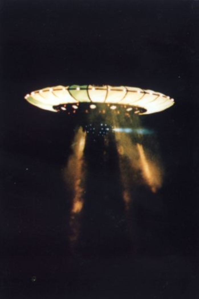 Incredible 1989 Nashville UFO photographs provided by Commander Graham Bethune of the US Navy...🧐🛸🛸🛸🛸🛸🛸🛸🛸🛸🛸🛸🛸🛸
The photographs of these UFOs were provided by Commander Graham Bethune  of the US Navy. He obtained these photographs of an FS-143 saucer from a  close