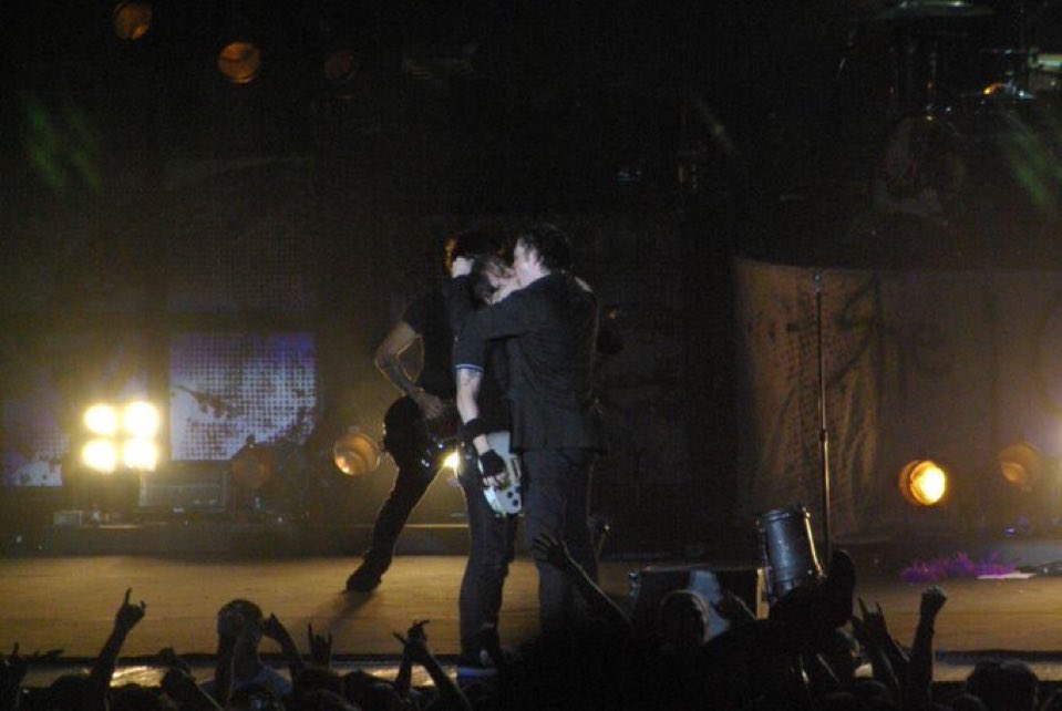 ftwwwillz's tweet image. happy birthday prorev kiss ily forever