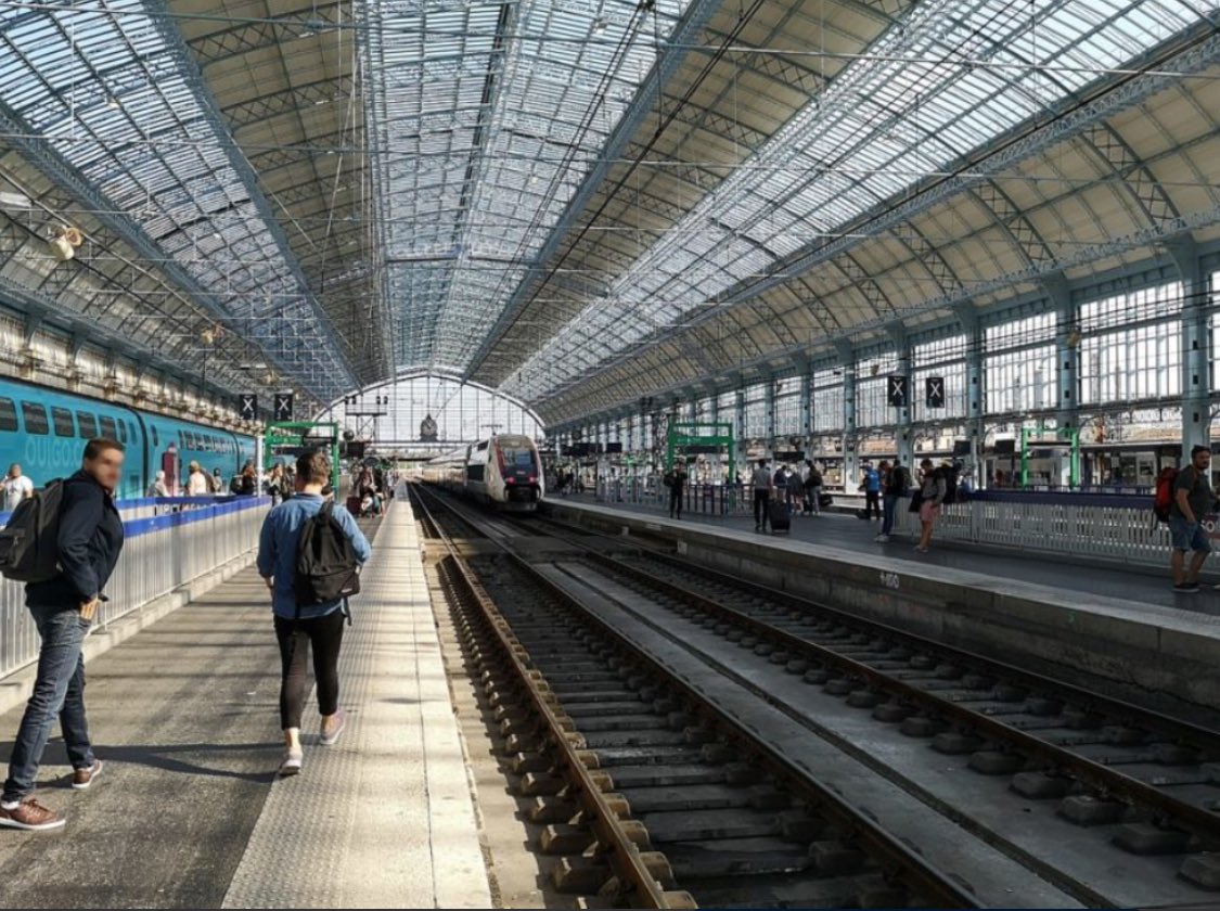 clemgilardini's tweet image. (Tweet risqué). Cachez ces horreurs que je ne saurais voir, car il n’y en a pas de plus belle gare en France que celle de Bordeaux. Il n’y a pas débat et certainement pas avec les affreux bunkers de Metz et Limoges. Non mais admirez cette merveille de grâce et de légèreté !